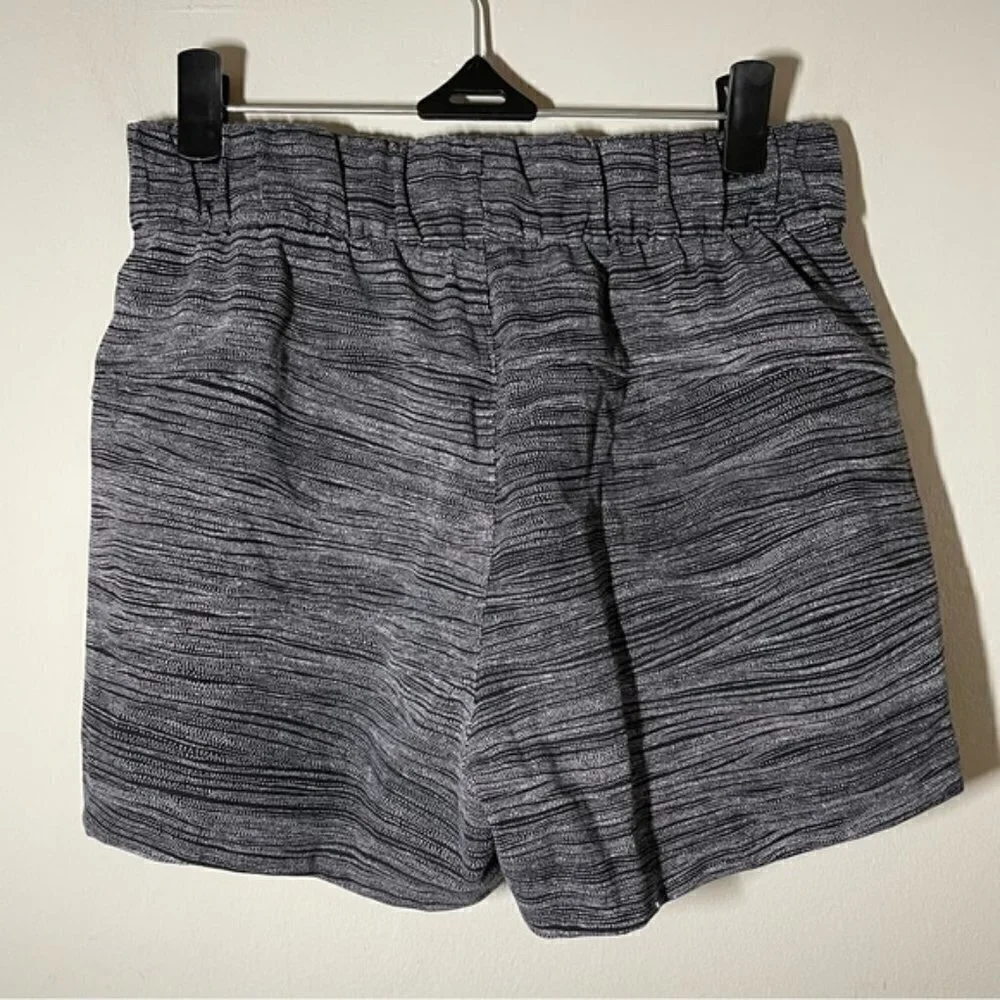 Lululemon On The Fly Short size 4 Bit Point Ice Grey Black